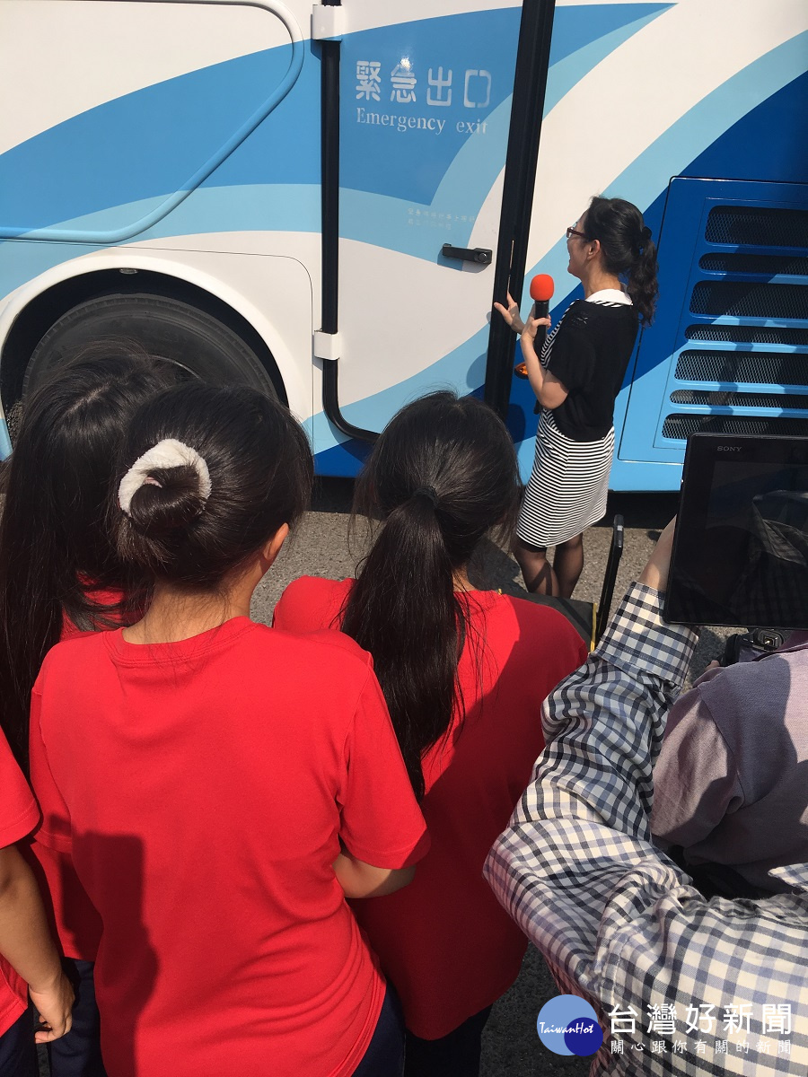 進入春遊進香潮 監理站加強民眾搭乘遊覽車事故逃生技能
