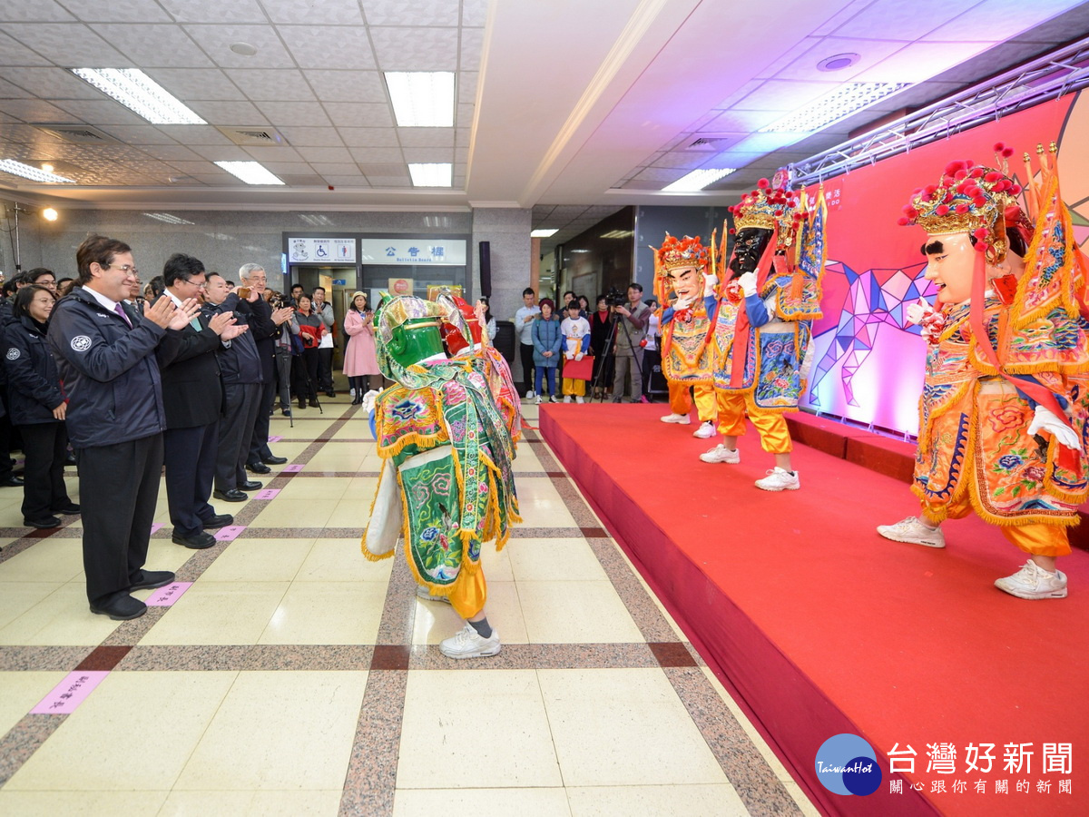 桃園市政府107年新春團拜活動中,大溪國小學童進行「健康樂活迎新年-Q版大仙尪」表演。