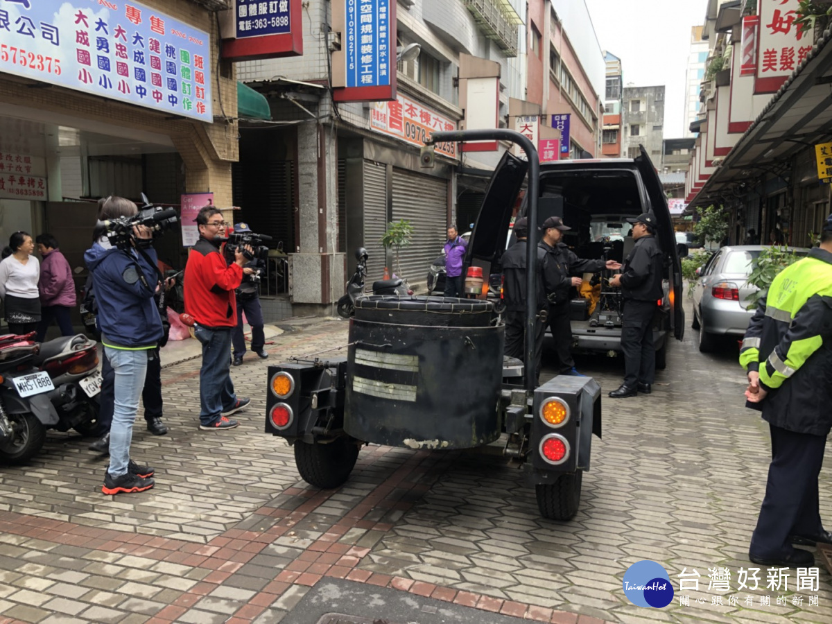 防爆小組出動機器人移除並透過X光機透視後,認該紙箱安全無虞後開啟,發現是塑膠飲料瓶,空紙盒、碎玻璃等,虛驚一場。(圖/記者陳寶印攝)