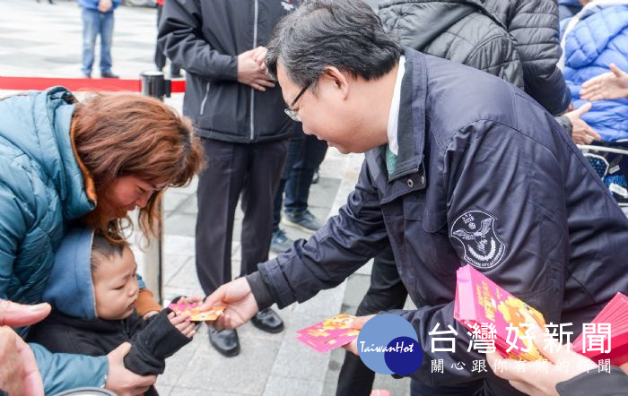 鄭文燦參拜中庄福德宮,並發送福袋給在場民眾及小朋友。(圖/記者陳寶印攝)