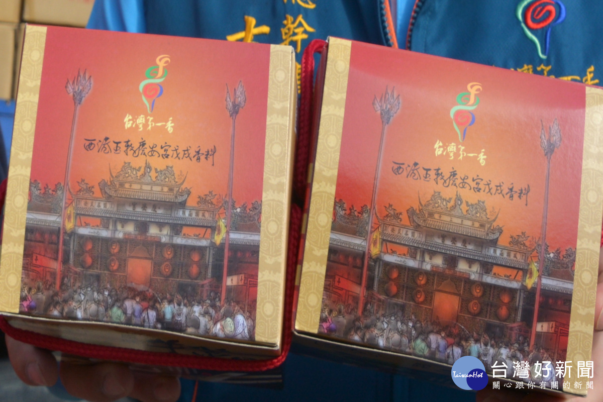 青玉生技限量牛蒡茶包禮盒印有西港慶安宮「台灣第一香」標誌。(圖/記者黃芳祿攝)