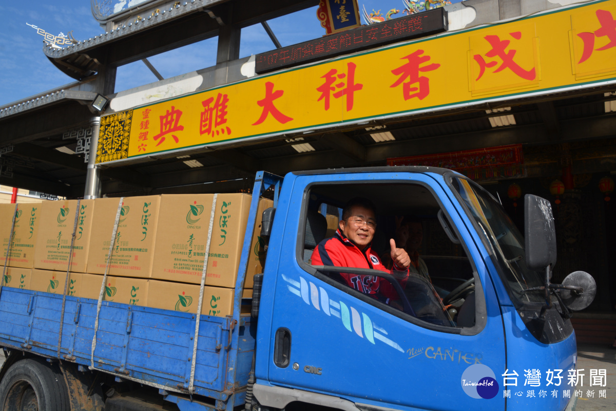 表達對千歲爺的虔誠和敬意,黃惠雄新親自押送一卡車生蒡茶包到慶安宮。(圖/記者黃芳祿攝)
