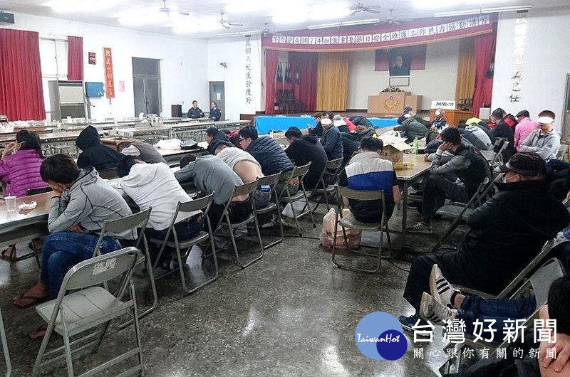 雲林警方查獲職業性賭場,將涉嫌以「鏈豆仔」為賭具的49名賭客通通帶回。(記者陳昭宗翻攝)
