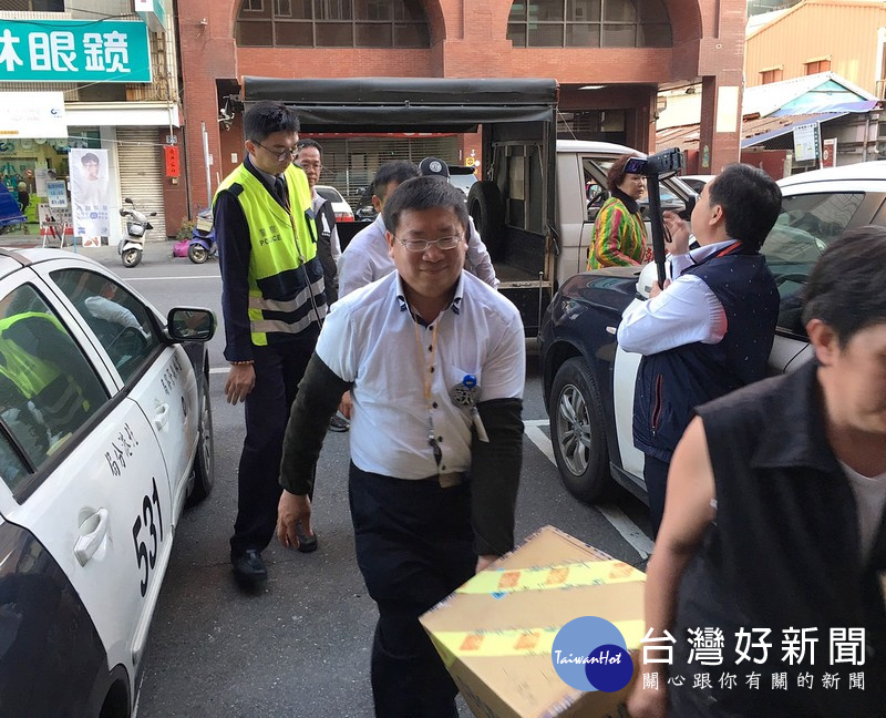 春節期間在警方層層防護與交管下，朝天宮香油錢紙箱送抵北港派出所槍械室代為保管。（記者陳昭宗拍攝）