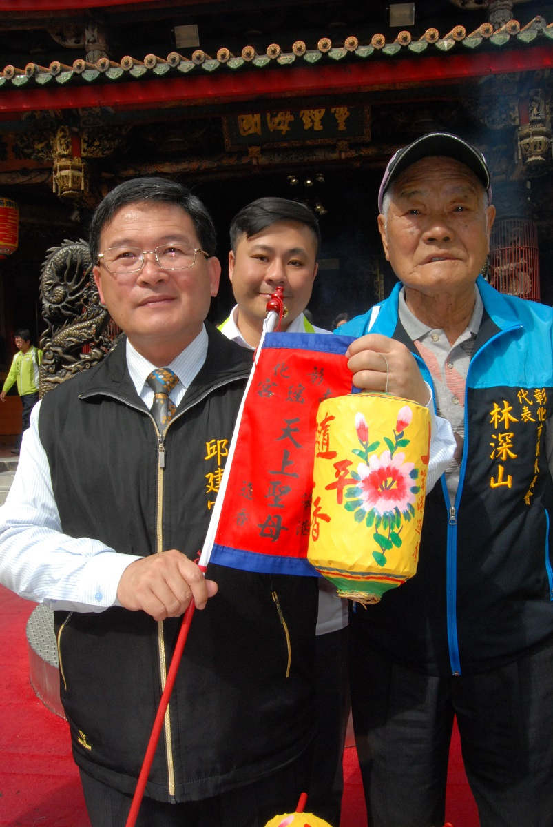 邱市長展示古色古香復刻版的隨香紙燈籠與進香旗。圖/記者鄧富珍攝