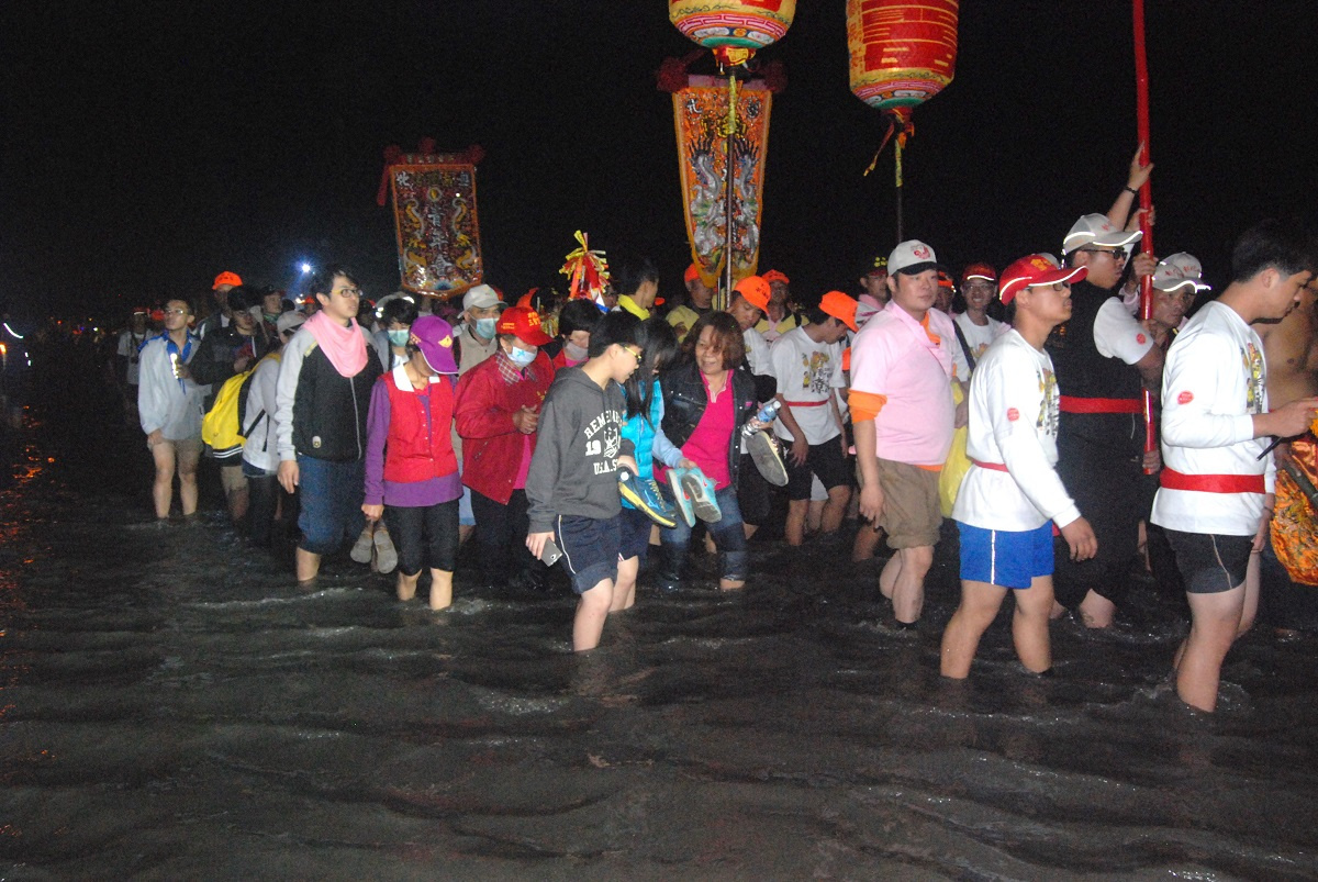 民國104年時逾3萬人參與的潦溪盛況。圖/彰化南瑤宮提供