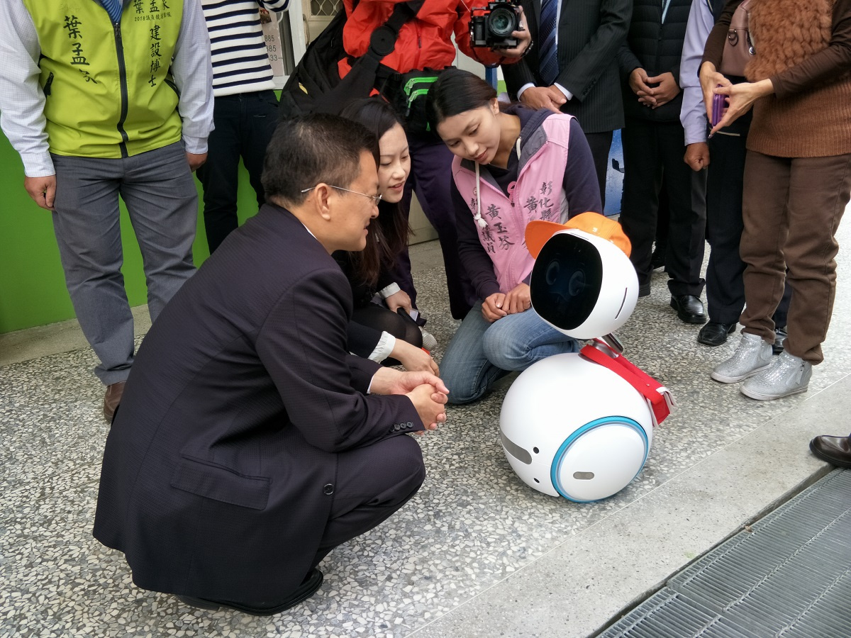 彰化縣長魏明谷帶著科技機器人「禪寶」進入校園伴讀特教生。圖/記者鄧富珍攝