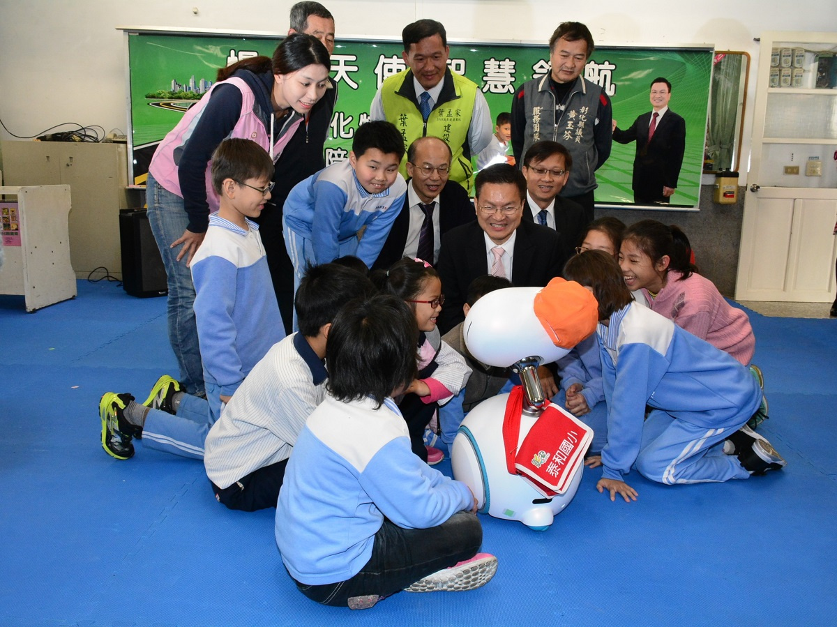 彰化縣長魏明谷帶入「禪寶」伴讀特教生。圖/記者鄧富珍攝
