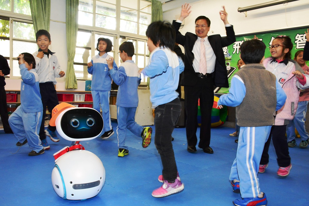 機器人伴讀特教生，縣長魏明谷與機器人帶動唱跳。圖／記者鄧富珍攝
