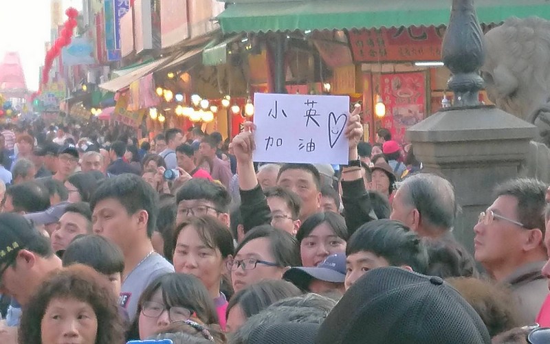 向小英總統拜年的民眾擠爆朝天宮廟埕及朝聖大道,恭賀聲、加油聲此起彼落,受歡迎程度不亞於偶像藝人。(記者陳昭宗拍攝)