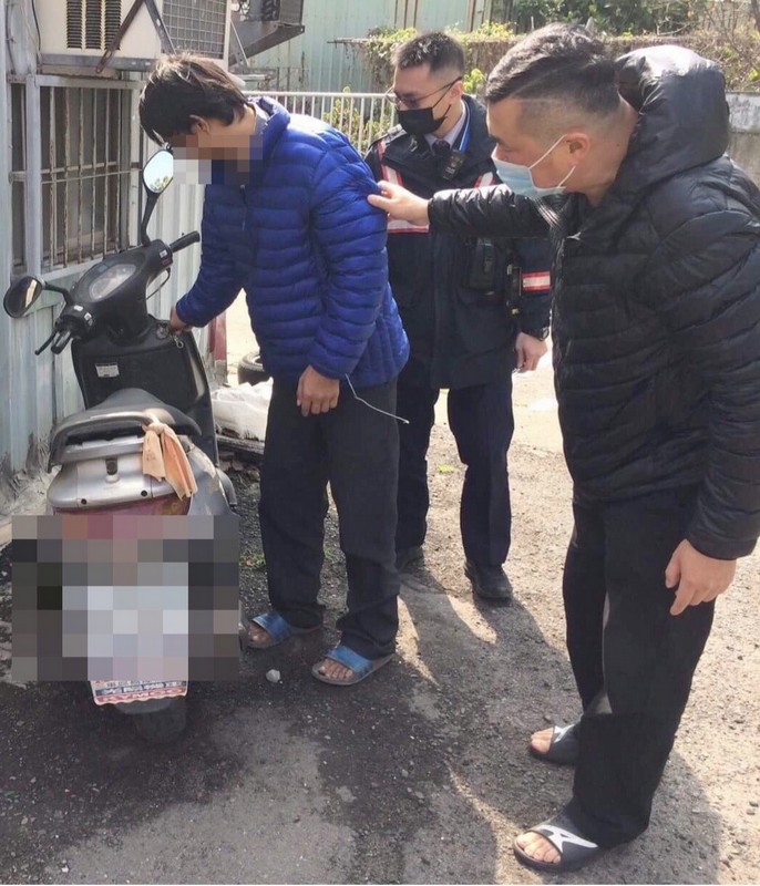 休假的巡佐黃詩傑於LINE群組得知涉竊犯嫌模樣,恰巧發現其出現在超商前,立即尾隨並通報警網,當場人贓俱獲。(記者陳昭宗拍攝)