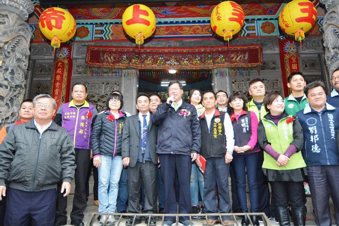 市長鄭文燦前往中壢區玉尊宮、大園區富文宮、貴文宮、福忠宮參香祈福,並發送「桃喜雙全(犬)」福袋。