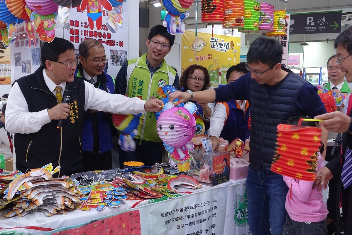 彰化市長邱建富一早在現場義賣燈籠,共襄盛舉。