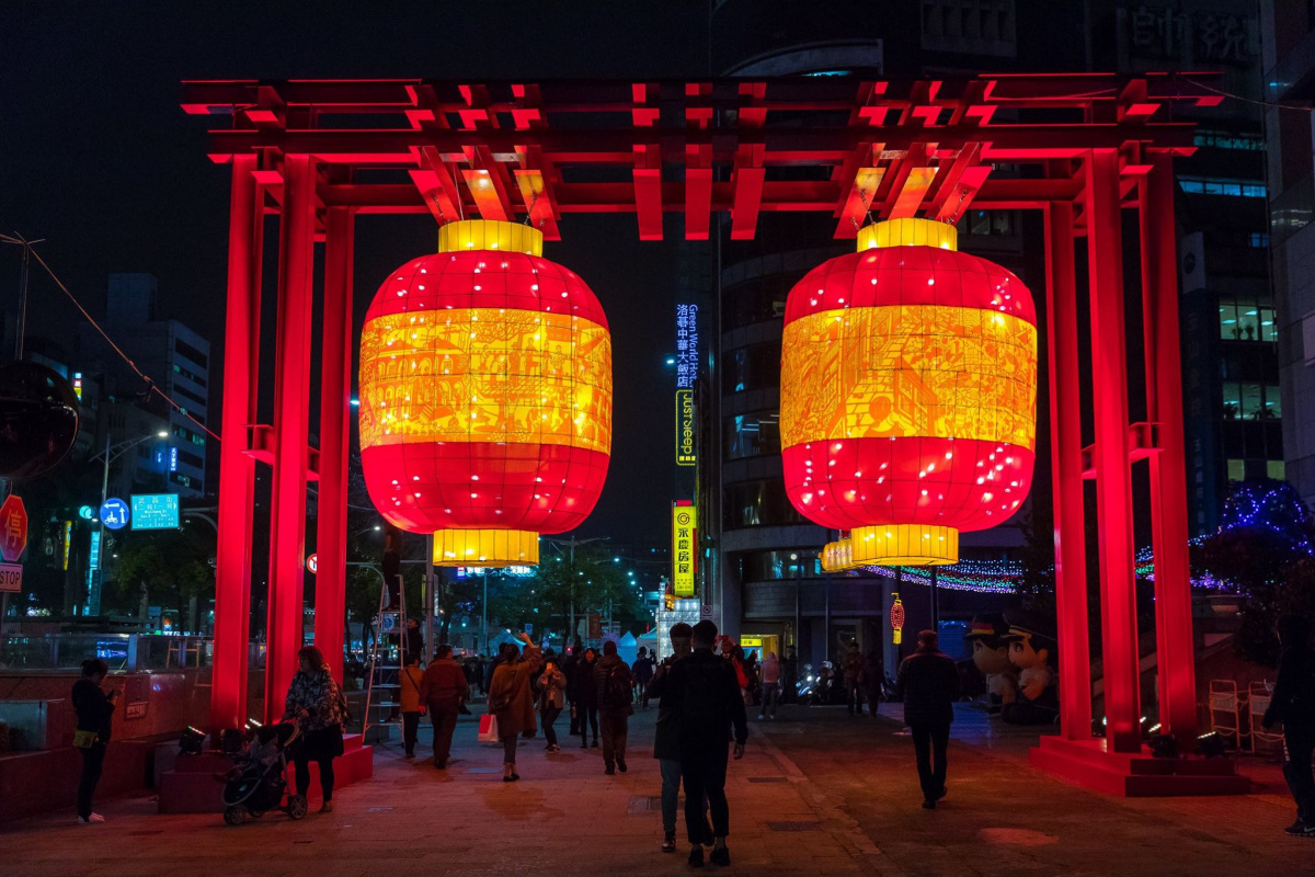 「台灣百景上河圖」，在兩個超大燈籠上，遠拍近拍都好拍