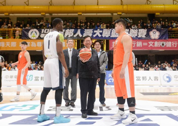 桃園市長鄭文燦前往健行科技大學，出席「UBA大專籃球聯賽八強賽開球儀式」。