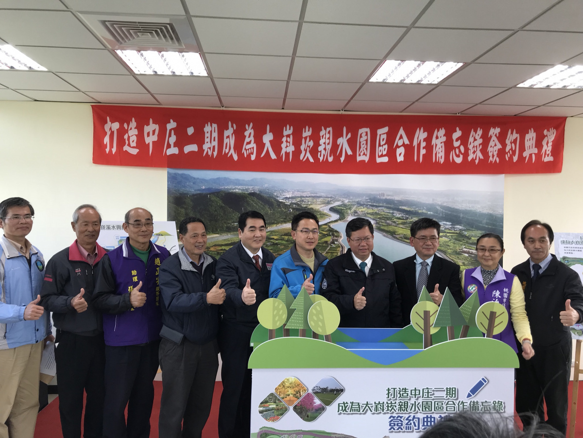 中庄調整池第二期工程簽合作備忘錄,由市長鄭文燦及北水局長江明郎共同簽署。(記者陳寶印攝)
