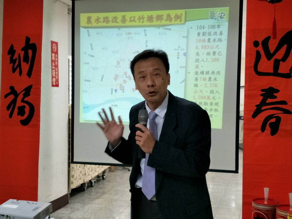 縣府農業處長劉坤松簡報說明,農水路改善的效益。圖/記者鄧富珍攝