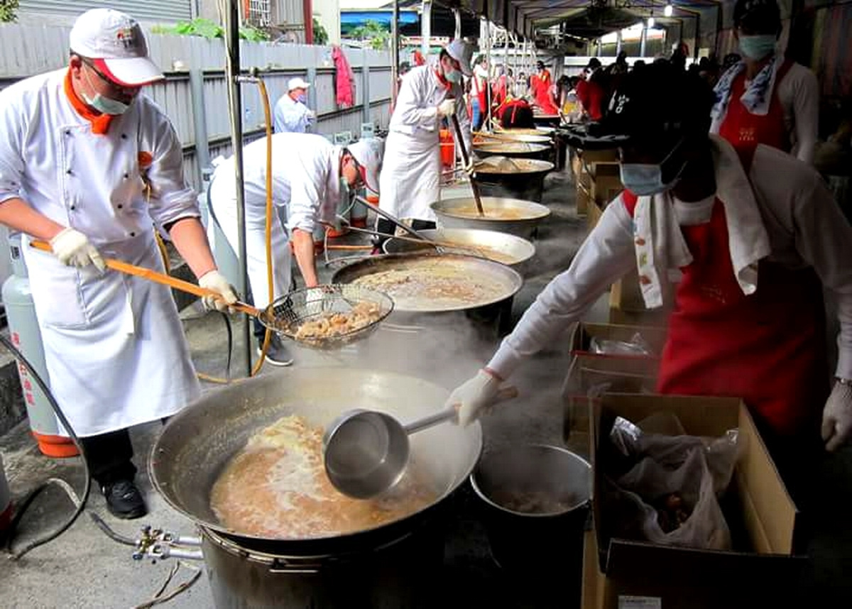 紫南宮每年都會動用大批人力在現場煮雞酒，請逾10萬名民眾免費享用。(資料照片)