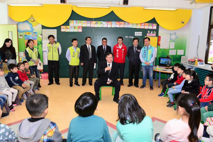 鄭市長視察幼兒園設置二氧化碳及細懸浮微粒連續自動監測設施,每所每台補助2萬元,提供孩童優質學習環境。