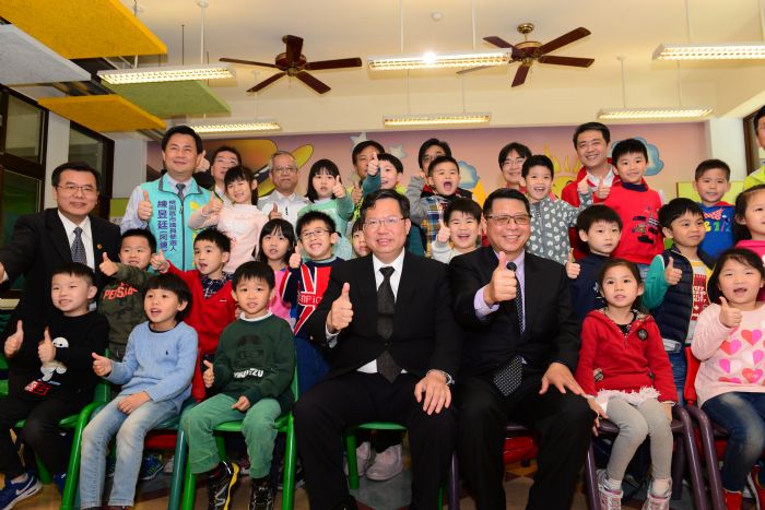 鄭市長視察幼兒園設置二氧化碳及細懸浮微粒連續自動監測設施,每所每台補助2萬元,提供孩童優質學習環境。