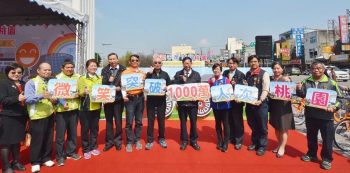 桃園市長鄭文燦27日上午前往八德區廣豐新天地,出席「『微笑千萬 幸福桃園』記者會」。