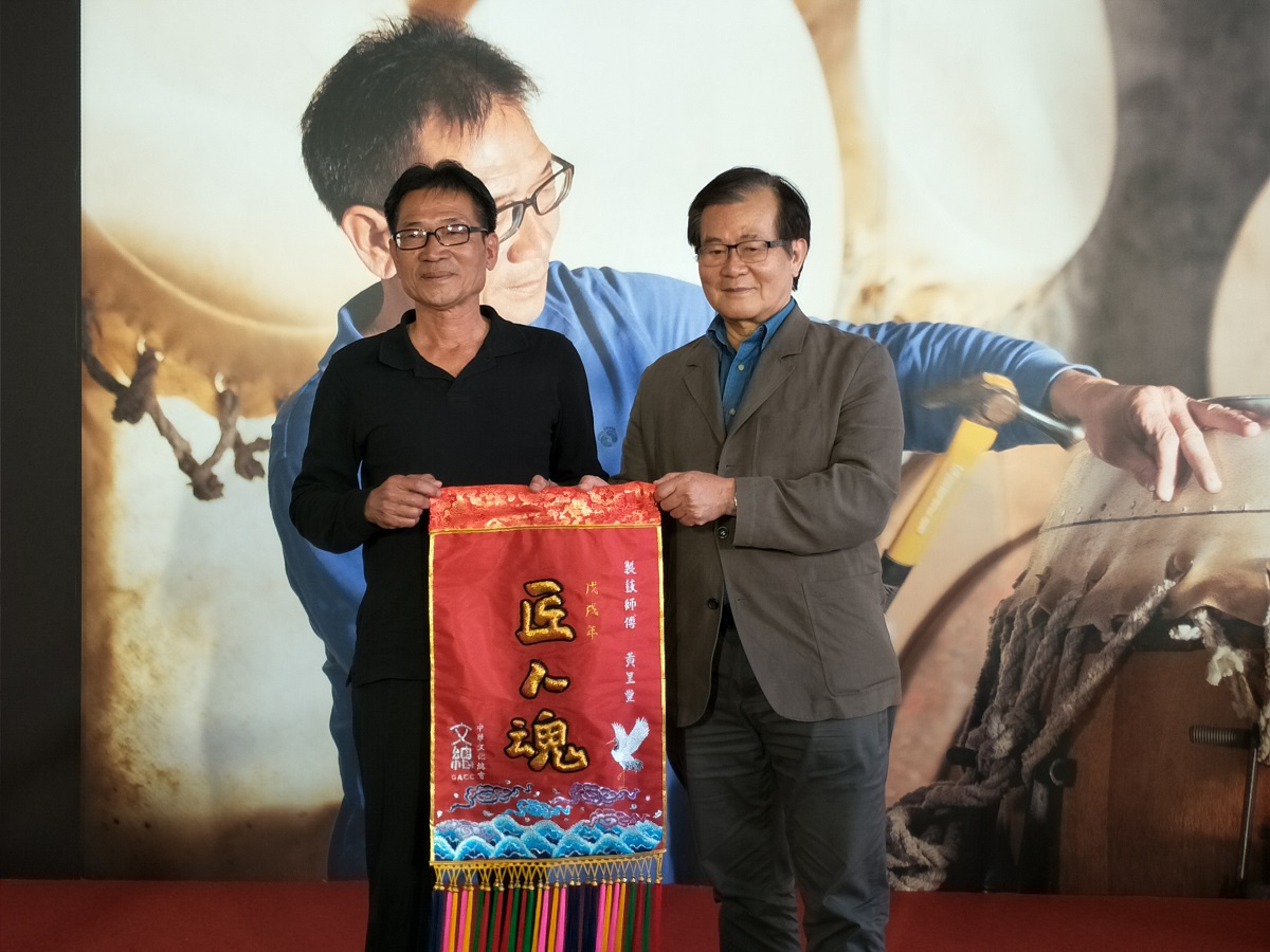 中華文化總會副會長江春男頒發「匠人魂」予黃呈豐，感謝他的辛苦與堅持。圖／記者鄧富珍攝