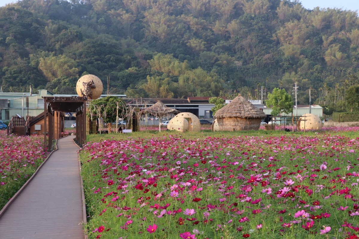 集集燈會和平田園藝術平安燈區,透過竹藝編織而成的造景創作佈展,十分有看頭。