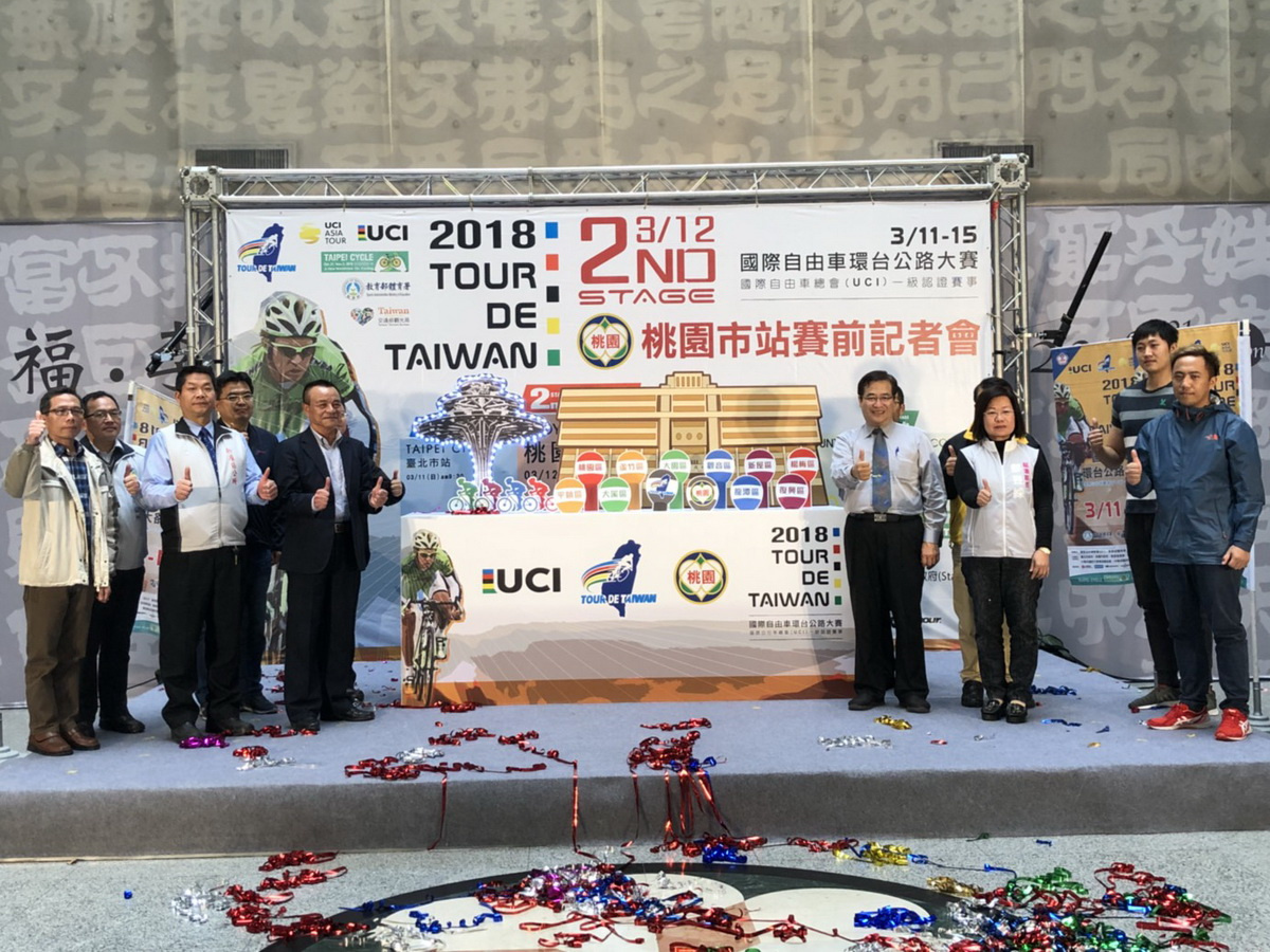 桃園市副市長游建華率同賽事經過的10個行政區長,與中華民國自由車協會李開志秘書長共同點亮「輪轉桃園 菁踩絕輪」啟動儀式。