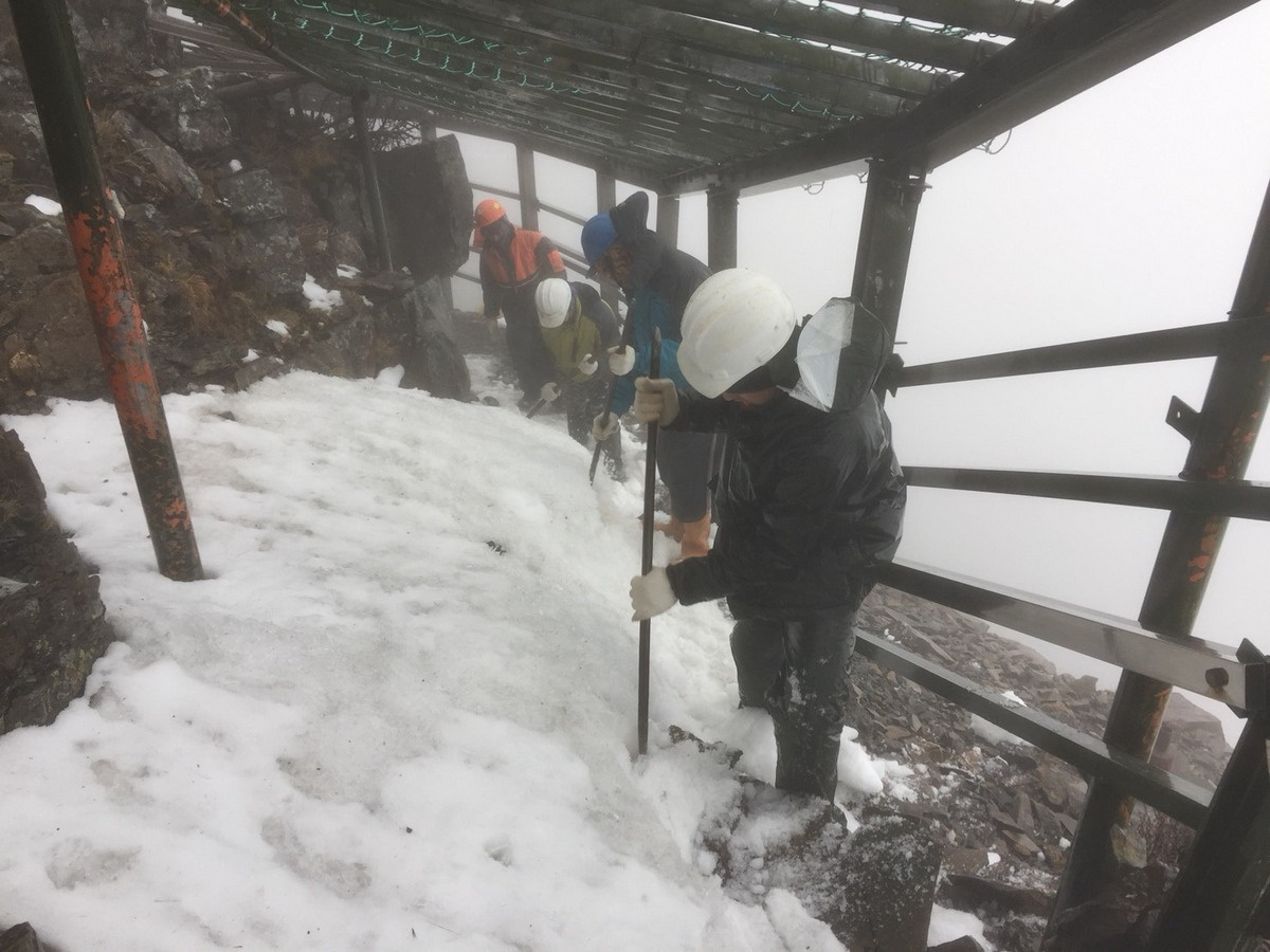 風口至主峰頂路段尚有殘雪,該處人員特別也做了積雪清理。(圖/玉管處提供)