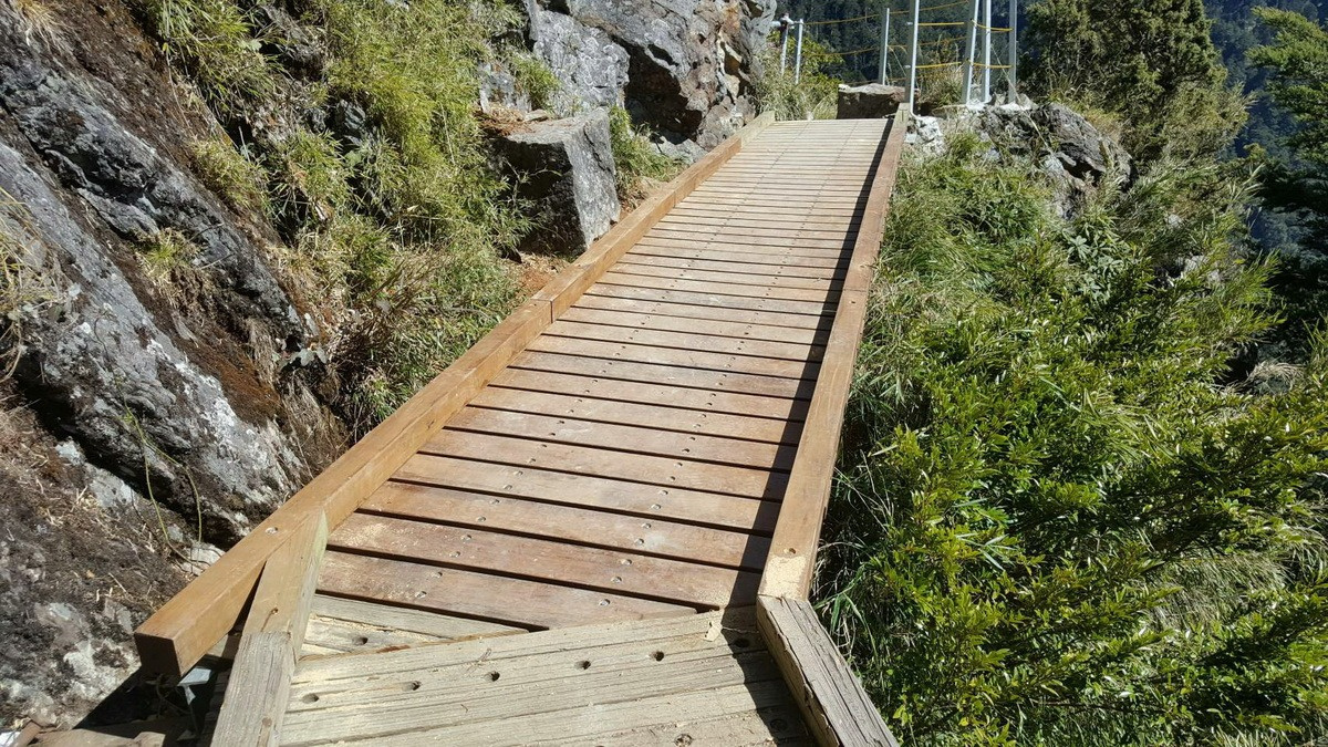 在2月份的靜山期間，玉管處整修新設步道5.6k的木棧道及在所有木棧道加設止滑條。（圖／玉管處提供）