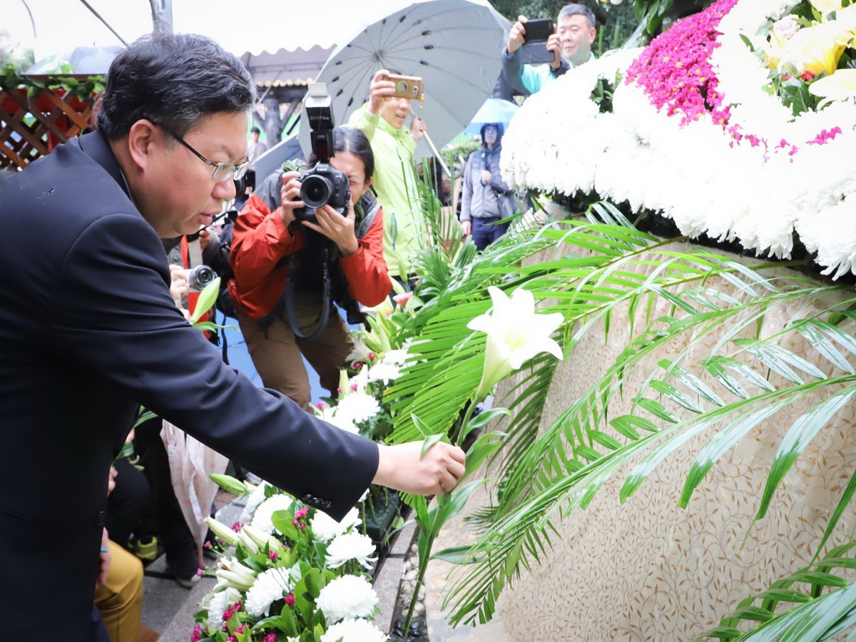 桃園市長鄭文燦於桃園市228事件71週年紀念活動中獻花。