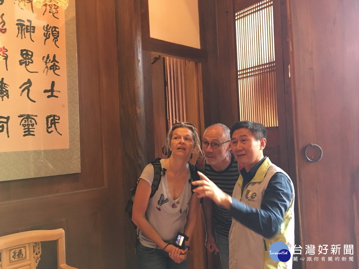彰化縣文化局局長陳文彬說明郊行博物館內展示陳設文化內涵。(圖/彰化縣文化局提供)