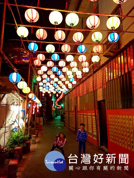 北港工藝坊前的巷弄燈區,讓遊客彷彿置身時光隧道,重溫舊時燈會場景。(記者陳昭宗拍攝)