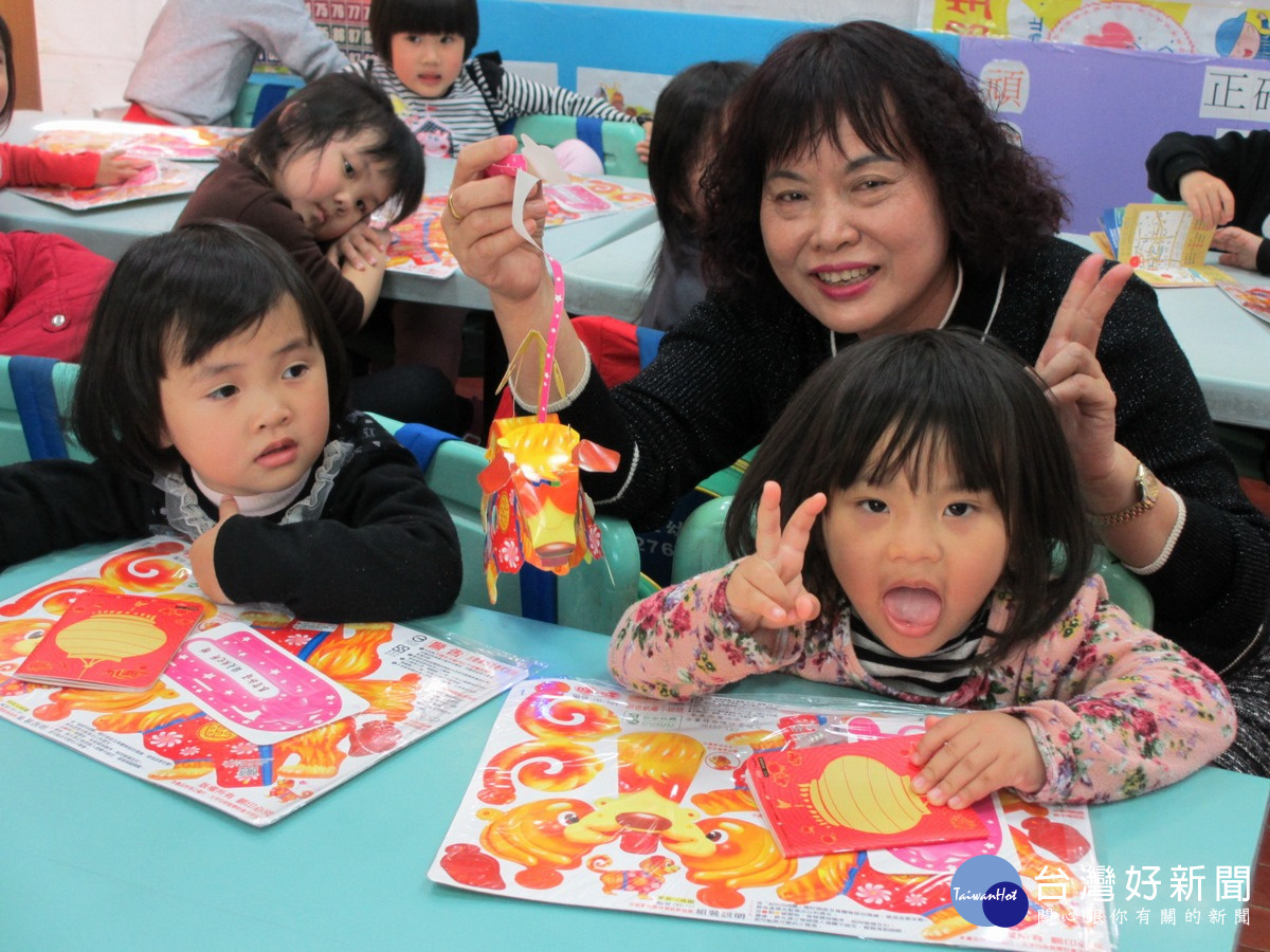 集集鎮立幼兒園園長楊秀卿發送小提燈給學生,希望家長帶著孩子一起在家DIY拼裝。