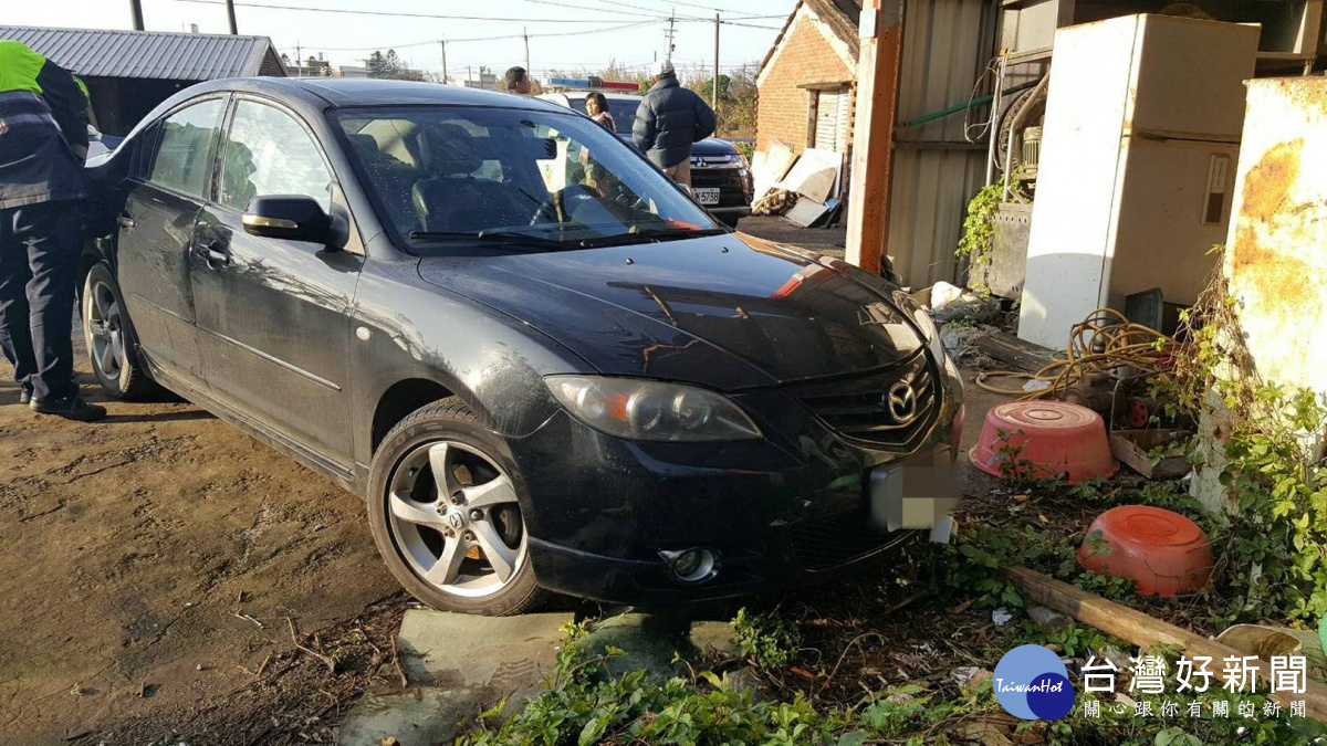 通緝犯偷車代步，遇警盤查躲草叢仍遭逮，依竊盜罪移送桃園地檢署偵辦。