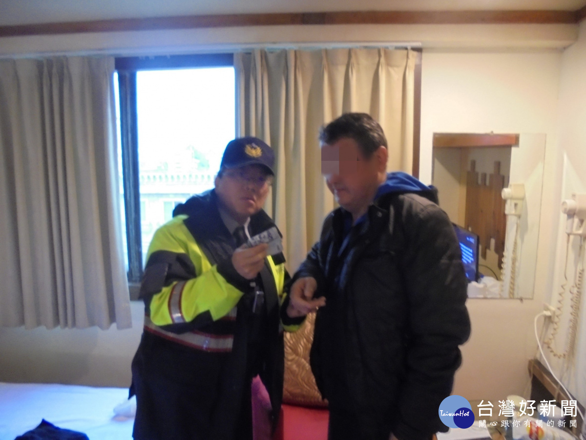 員警仔細地找尋後,在椅子上放有枕頭之下方,尋獲一疊現金。
