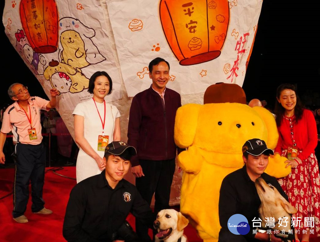 市長朱立倫與高人氣狗明星-新北市警犬隊、三麗鷗日本總公司海外事業部代表,以及超可愛的布丁狗,一同施放主燈。(圖/記者黃村杉攝)