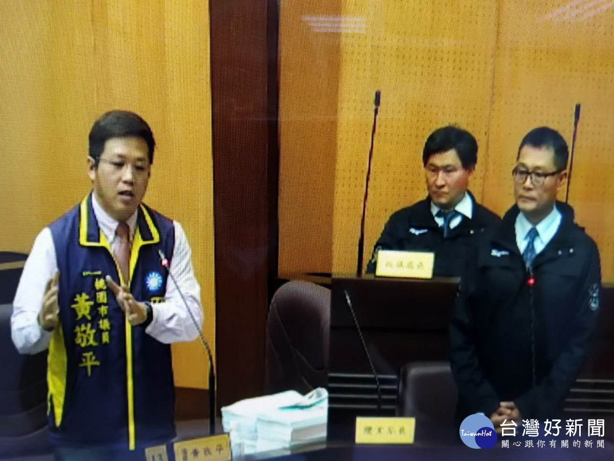 針對桃園市政府接收世大運組裝游泳池的態度,桃園市議員黃敬平質詢市府體育局長夏金興。