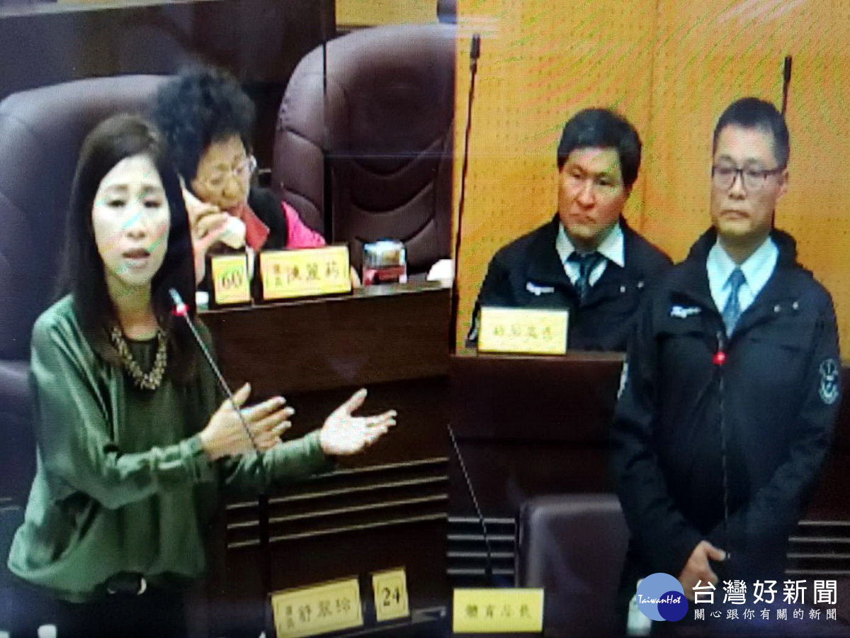 針對桃園市政府接收世大運組裝游泳池的態度,桃園市議員舒翠玲質詢市府體育局長夏金興。