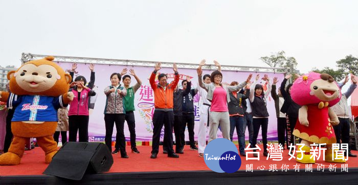 市長鄭文燦前往中壢區中正公園,出席「2018桃園婦女節─運動女力 健康促進」園遊會活動。