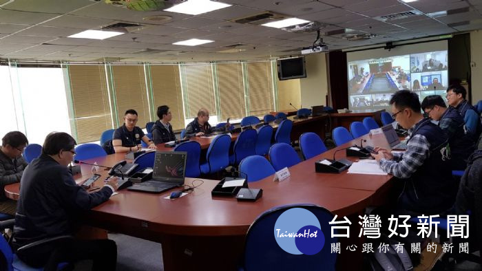 桃園市政府依據空氣品質嚴重惡化緊急防制辦法開設第二級防制指揮中心,由環保局沈志修局長指揮應變召開會議。