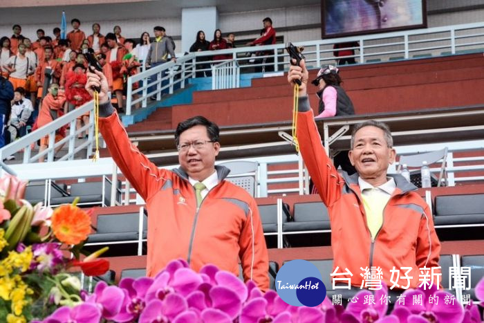 桃園市長鄭文燦鳴槍，中小學校聯合運動會正式展開競賽。