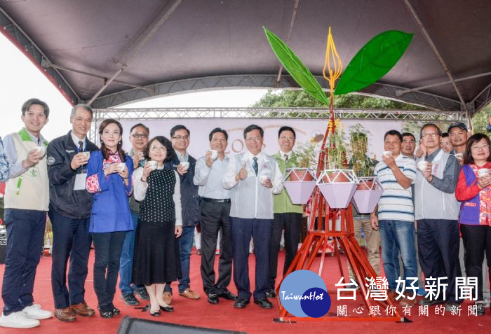 桃園市長鄭文燦前往龍潭區大北坑社區,出席《2018戀戀魯冰花》主場活動。