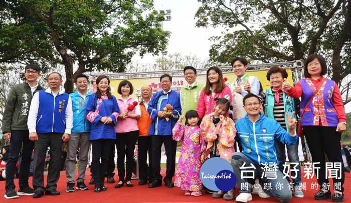 桃園市長鄭文燦前往龍潭區龍潭運動公園,出席「2018龍潭迎古董接財神-迎古董嘉年華」活動。