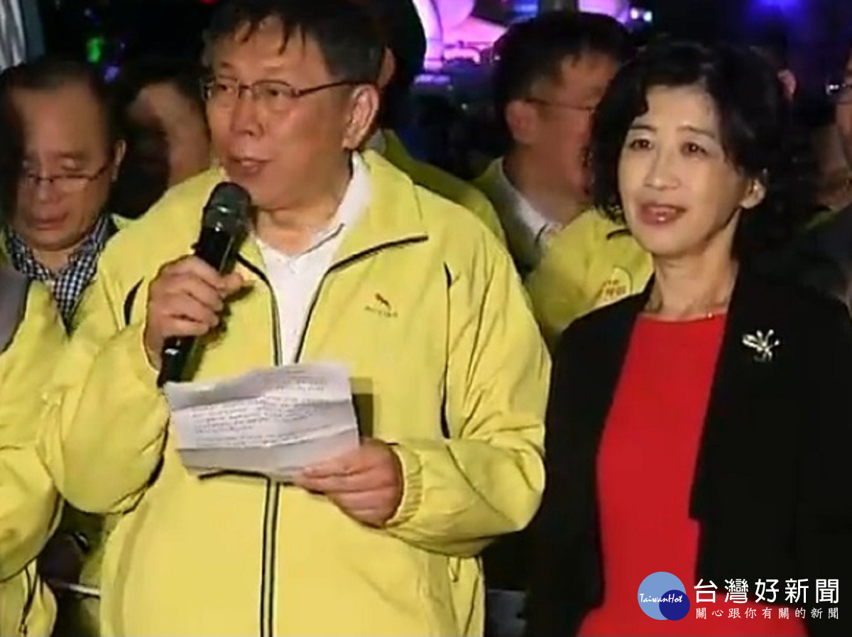 台北市長柯文哲偕夫人陳佩琪抵達現場，宣布遊行正式啟動（圖／翻攝台北燈節直播）