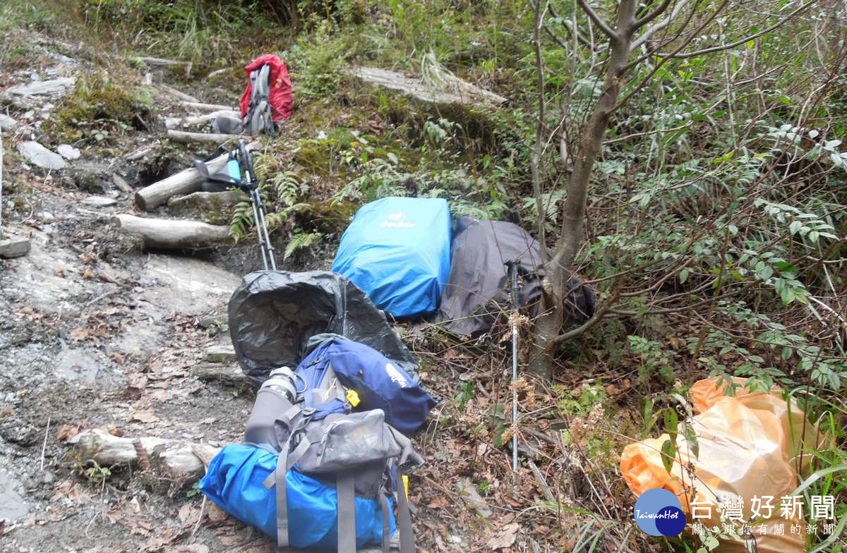 爬玉山國家公園所轄南橫區域管制未開放申請山域(爬黑山)的民眾，在庫哈諾辛山被發現，見警立即拋棄背包落跑。