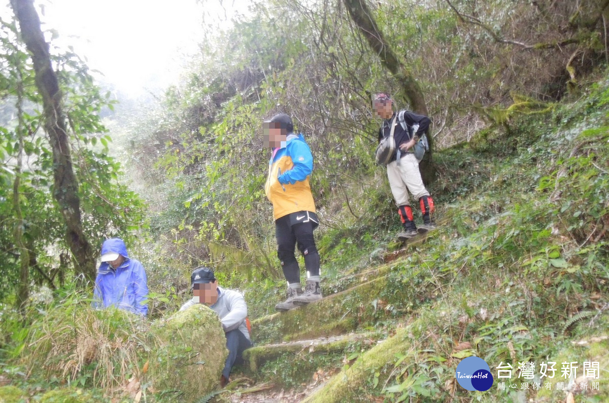 爬玉山國家公園所轄南橫區域管制未開放申請山域(爬黑山)的民眾仍被查獲。