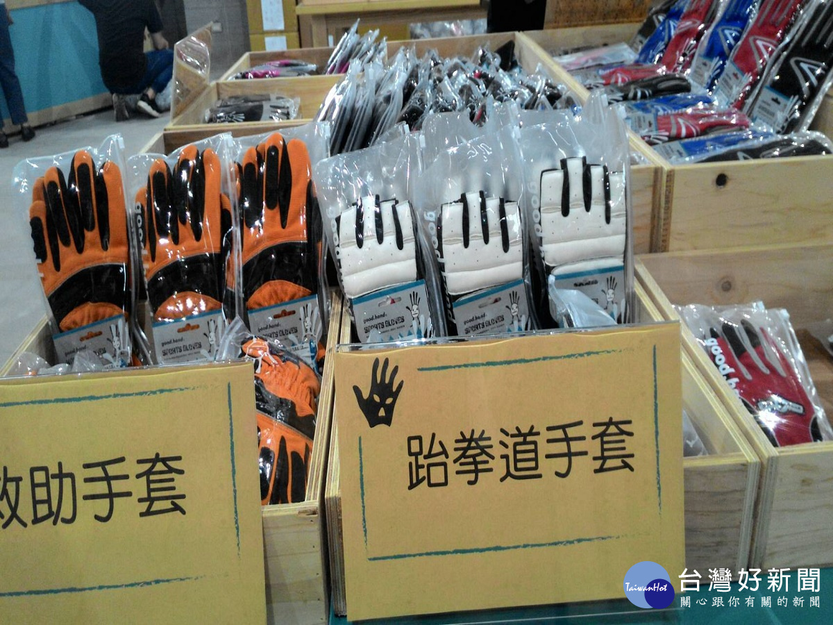 社頭鄉手套博物館開幕 破金氏紀錄6米高最大針織手套會埸現展