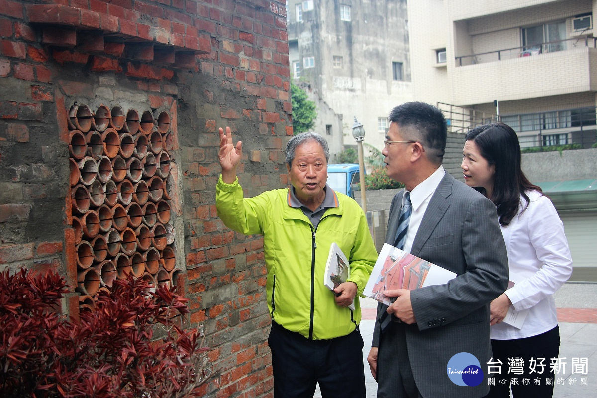 鹿港文教基金會董事長王康壽向鹿港鎮長黃振彥說明鹿港古巷弄的歷史。