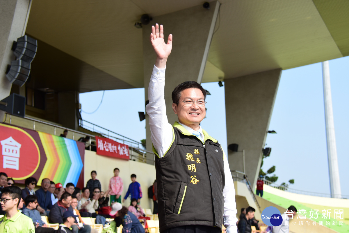 彰化縣中小學聯合運動會3/6日開幕典禮,縣長魏明谷向參賽選手致意。圖/記者鄧富珍攝